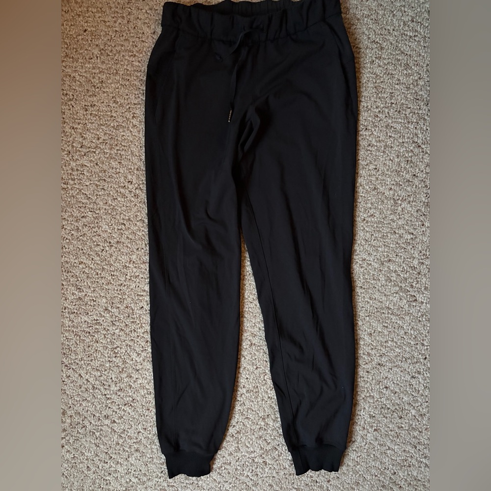 Lululemon on the fly Jogger Pants size 4